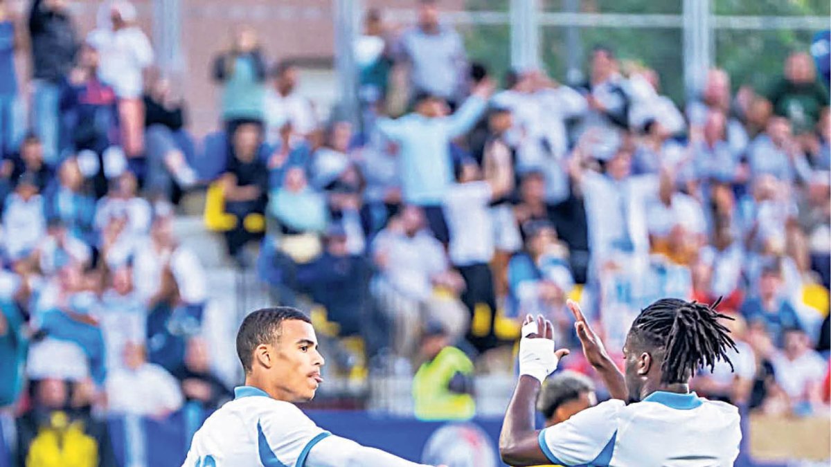 Els jugadors de l’Olympique celebren el primer gol.