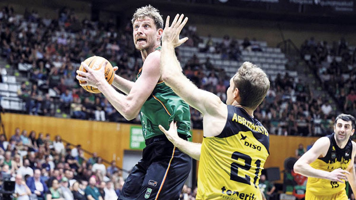 Pustovyi, en un duel amb la Penya.