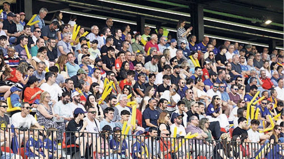 Aficionats tricolors a l’Estadi de la FAF durant el play-off.
