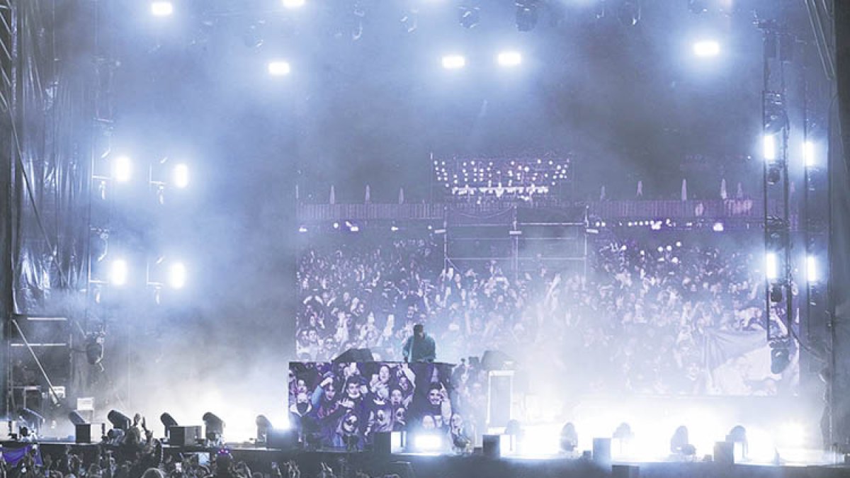 L’actuació d’un DJ a l’Andorra Music Winter Festival.