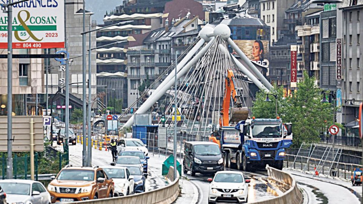 Cues i obres al Pont de París.