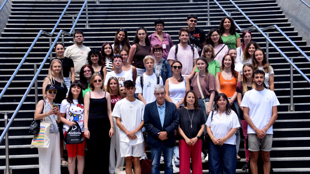 Fotografia conjunta entre els estudiants i la cònsol d'Escaldes-Engordany, Rosa Gili, i el minsitre d'Educació i Universitats, Ladislau Baró.