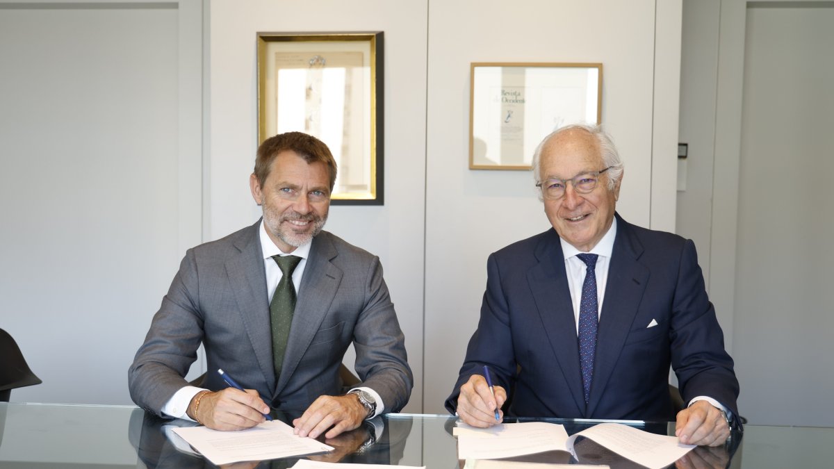 Joan Maria Nin i Lluís Alsina, president i CEO de MoraBanc, en la firma de la compra avui a Madrid.