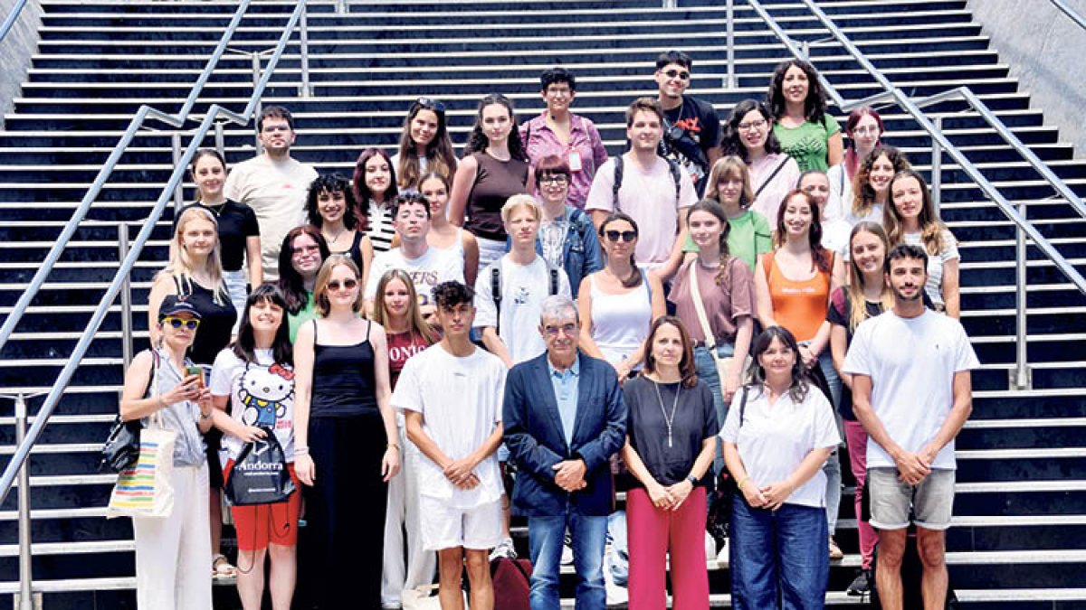 Estudiants amb el ministre Ladislau Baró i la cònsol major Rosa Gili.