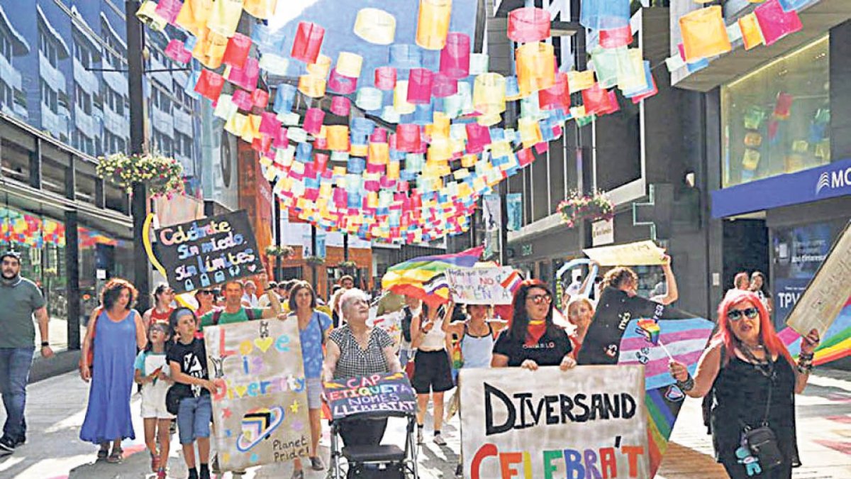 Participants en la marxa de l’orgull de Diversand.