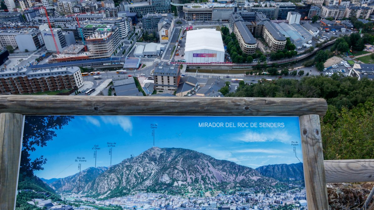 Plaça de Braus amb la carpa del Cirque du Soleil i Andorra la Vella