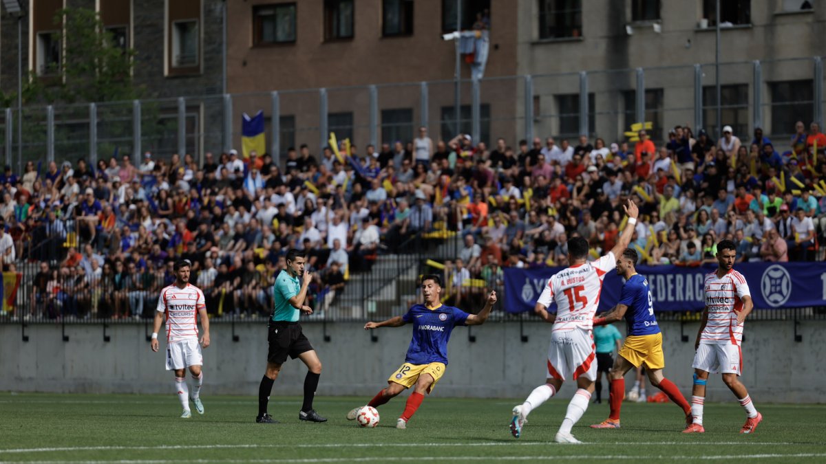 Lateral sense publicitat en un dels duels de l’Andorra a Encamp.