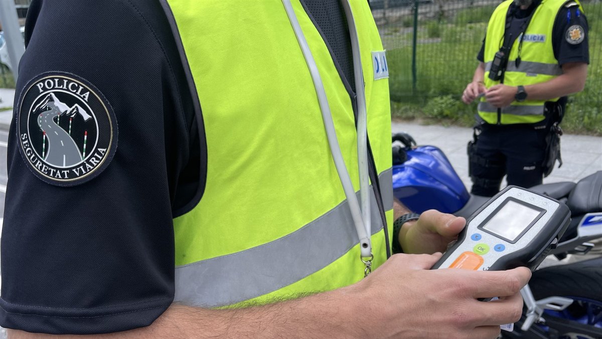 Un agent de la policia efectuant un control