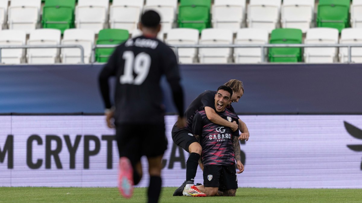 L’FC Santa Coloma arriba amb avantatge.