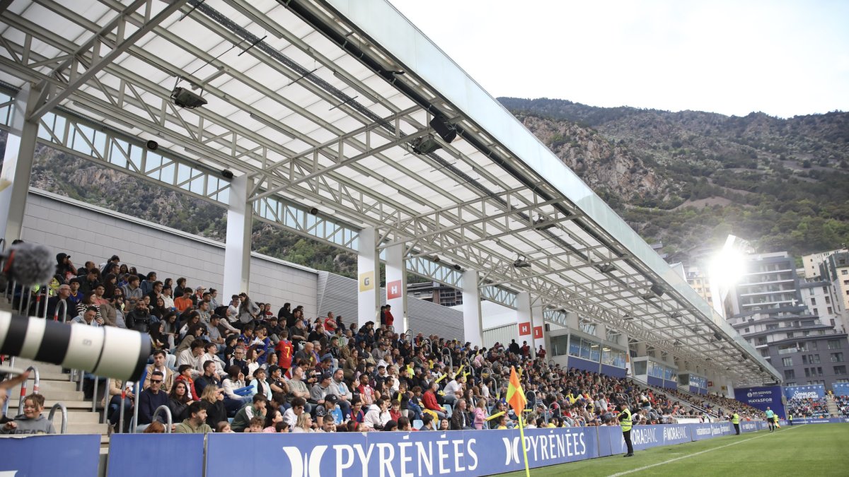 Patrocinadors en un duel de l’FC Andorra a l’Estadi Nacional.