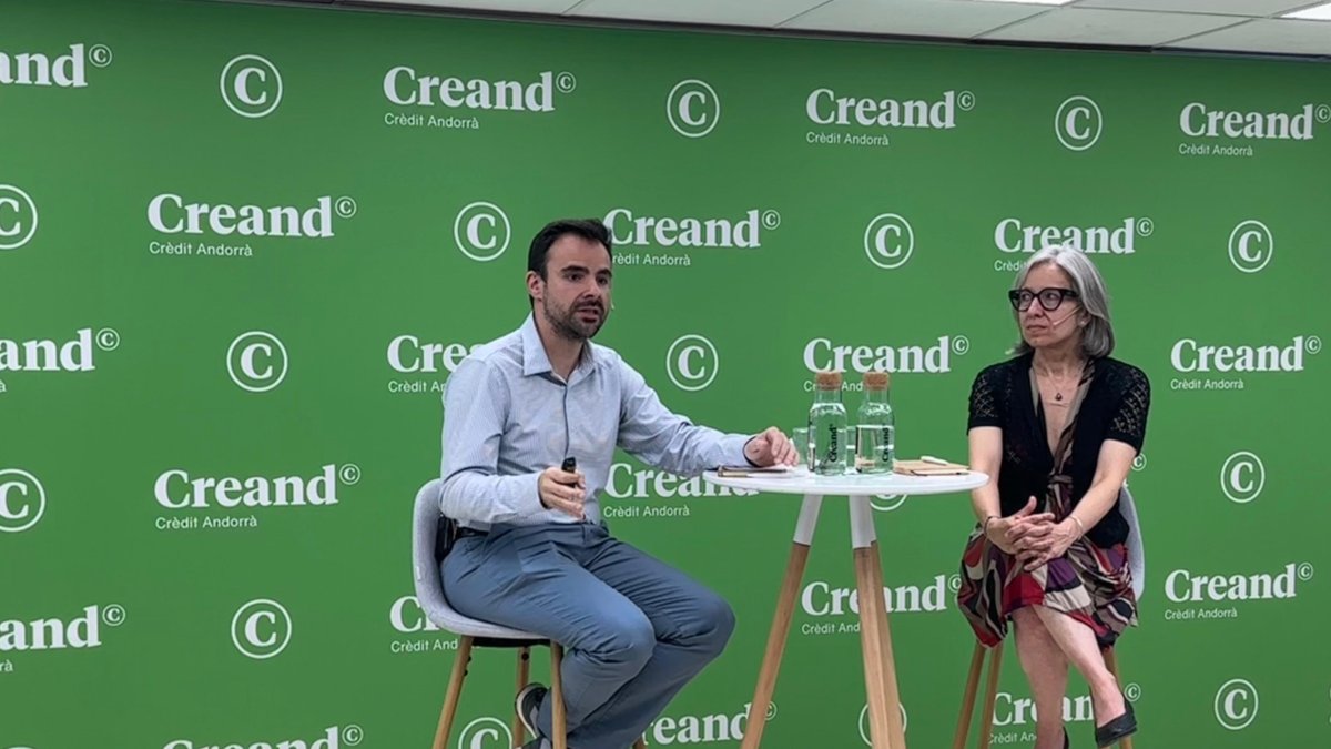El director d'Innovació i Transformació Digital de Creand Crèdit Andorrà, Santiago de Larrea, i la directora d'Andorra Business, Judit Hidalgo,en la presentació del programa Enlaira.