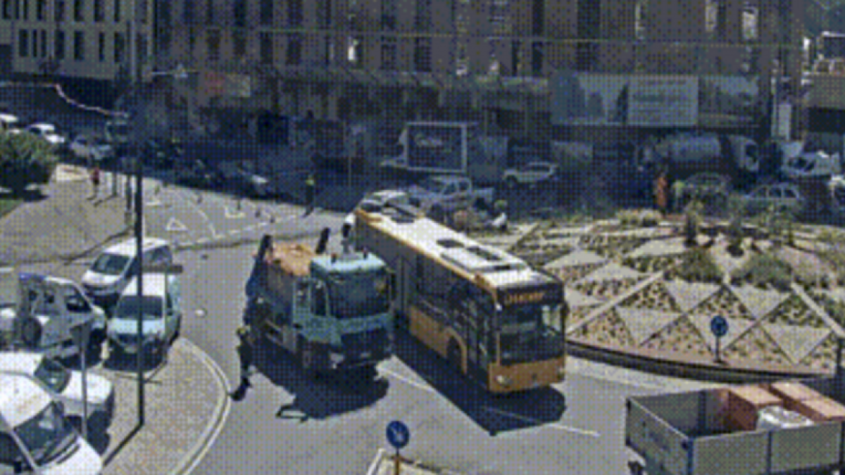 El camió avariat a la rotonda de la Comella.