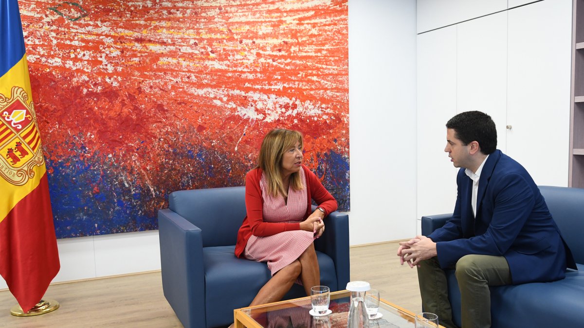 L’alcalde de la Seu, Joan Barrera, i Conxita Marsol, durant la trobada.