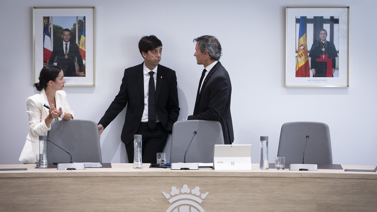 Els cònsols i Astrié, ahir al final de la sessió de consell.

Foto: Comú d'Andorra la Vella/Tony Lara
