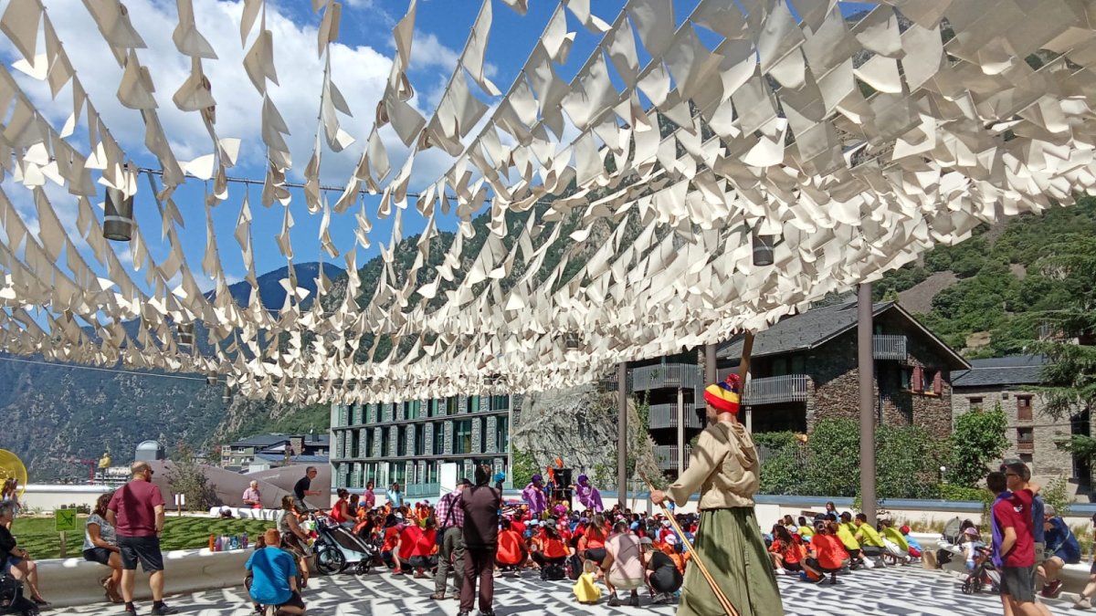 Els infants a la nova plaça del Poble.