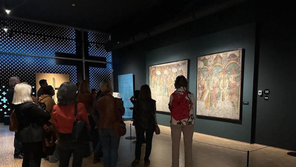 Visitants davant les obres de Sant Esteve.