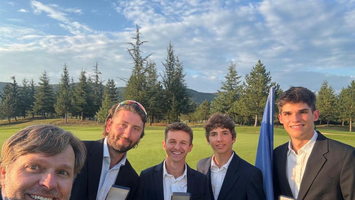 L’equip nacional amb la medalla.