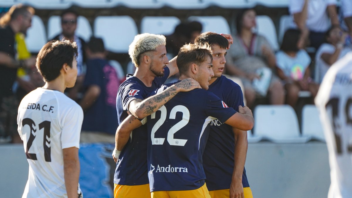 Els tricolors celebrant el gol de Manu Nieto a la primera meitat.