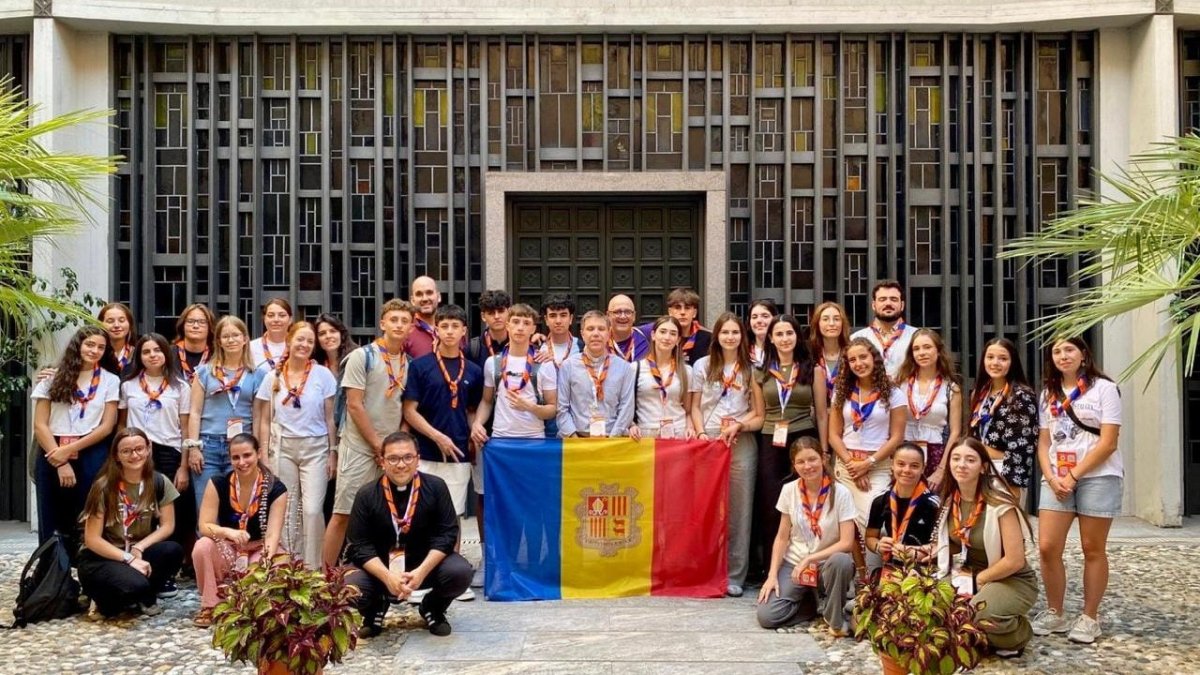 La delegació andorrana amb el Copríncep.