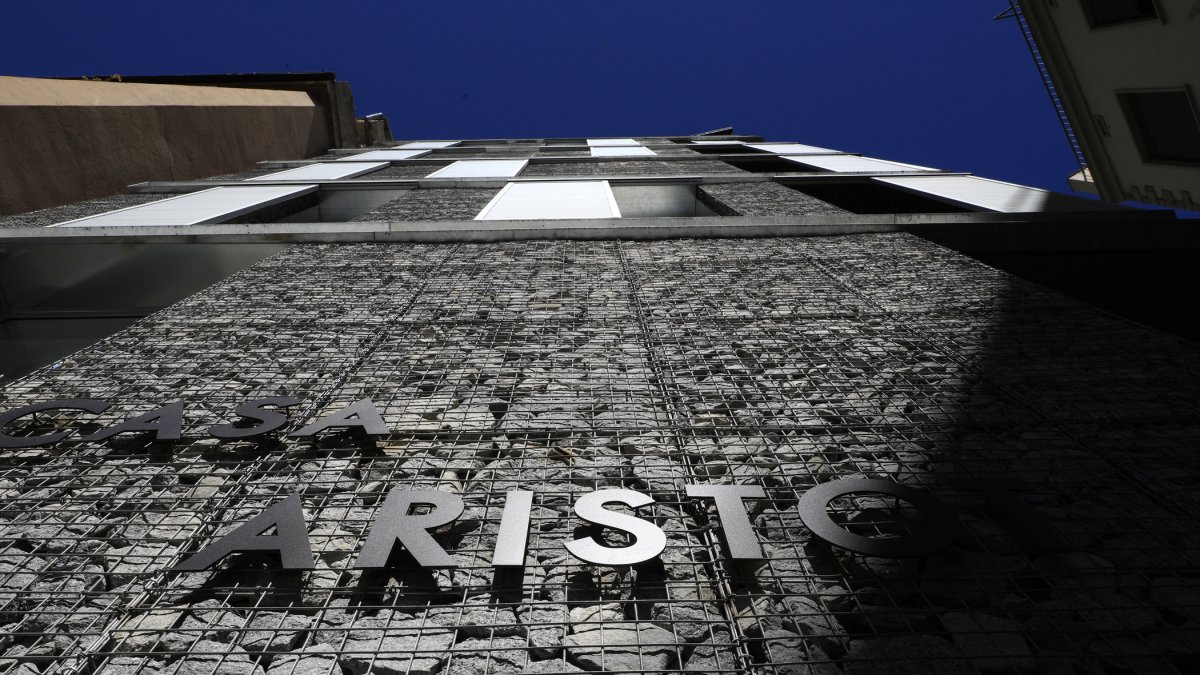 Façana de l’edifici de pisos socials Aristot Mora.