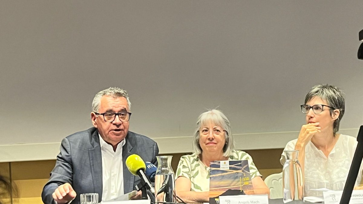 Albert Moles, Àngels Mach i Marta Fonelleda en la presentació del llibre de la Diada de Prada