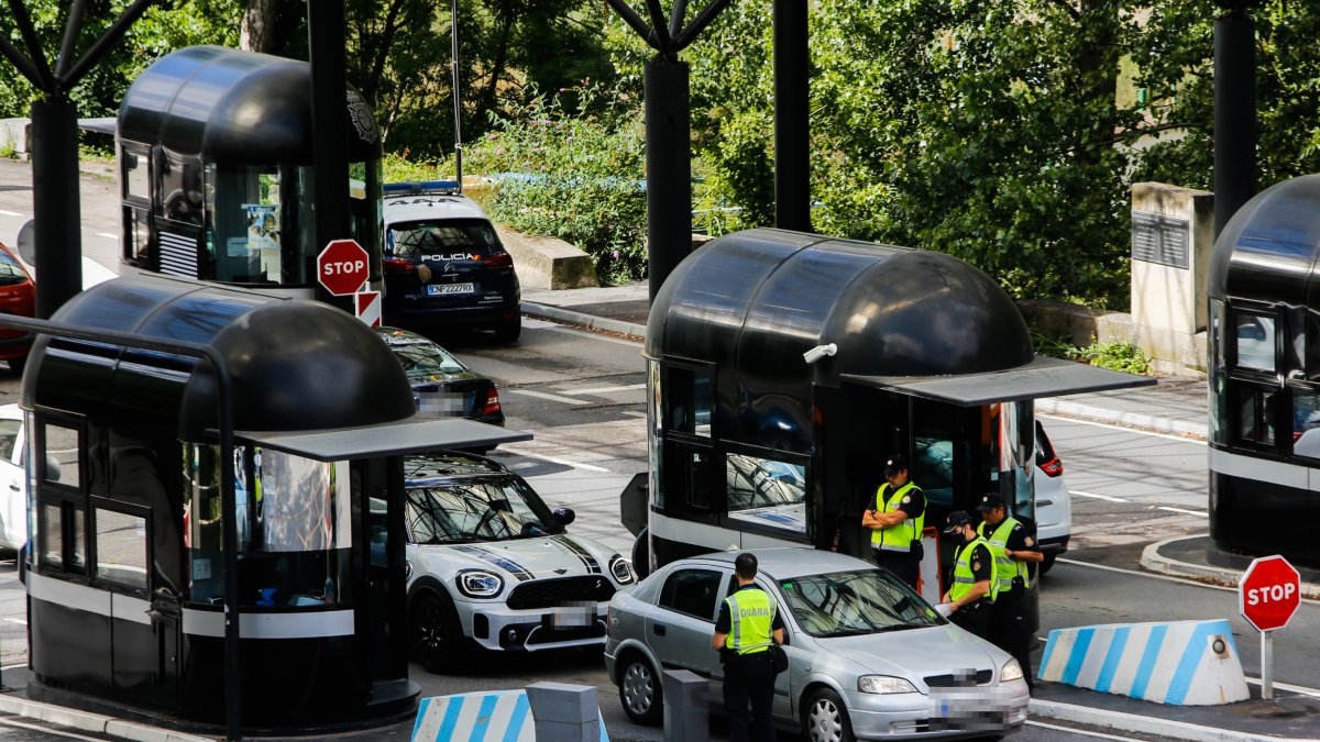 Vehicles a la duana del riu Runer.
