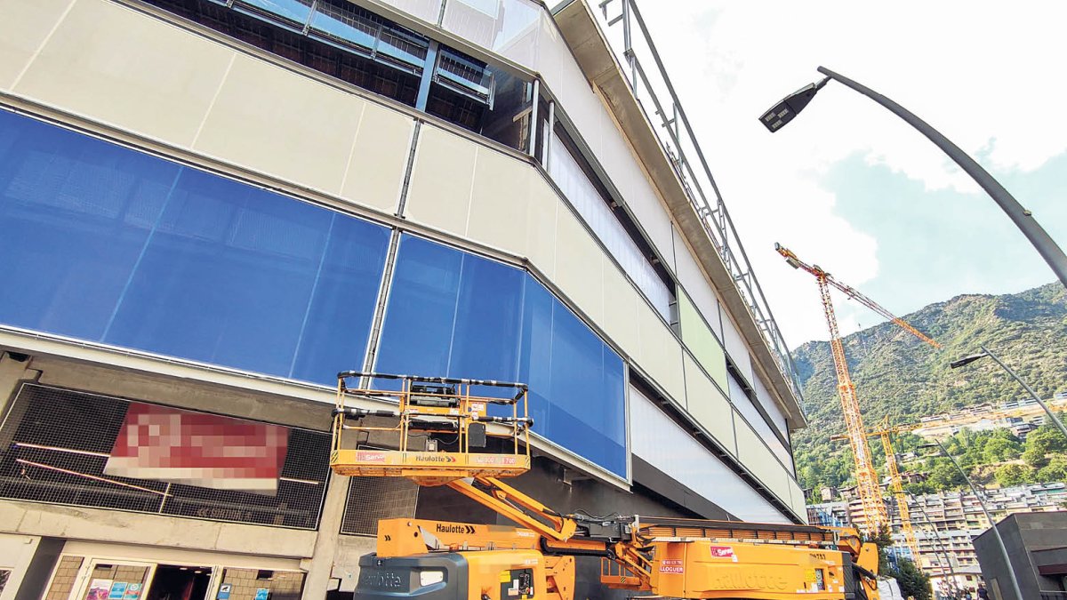 Maquinària en una voravia d’una obra a Escaldes.