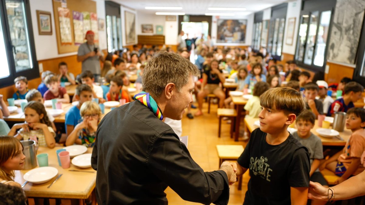 El copríncep episcopal en la visita a AINA