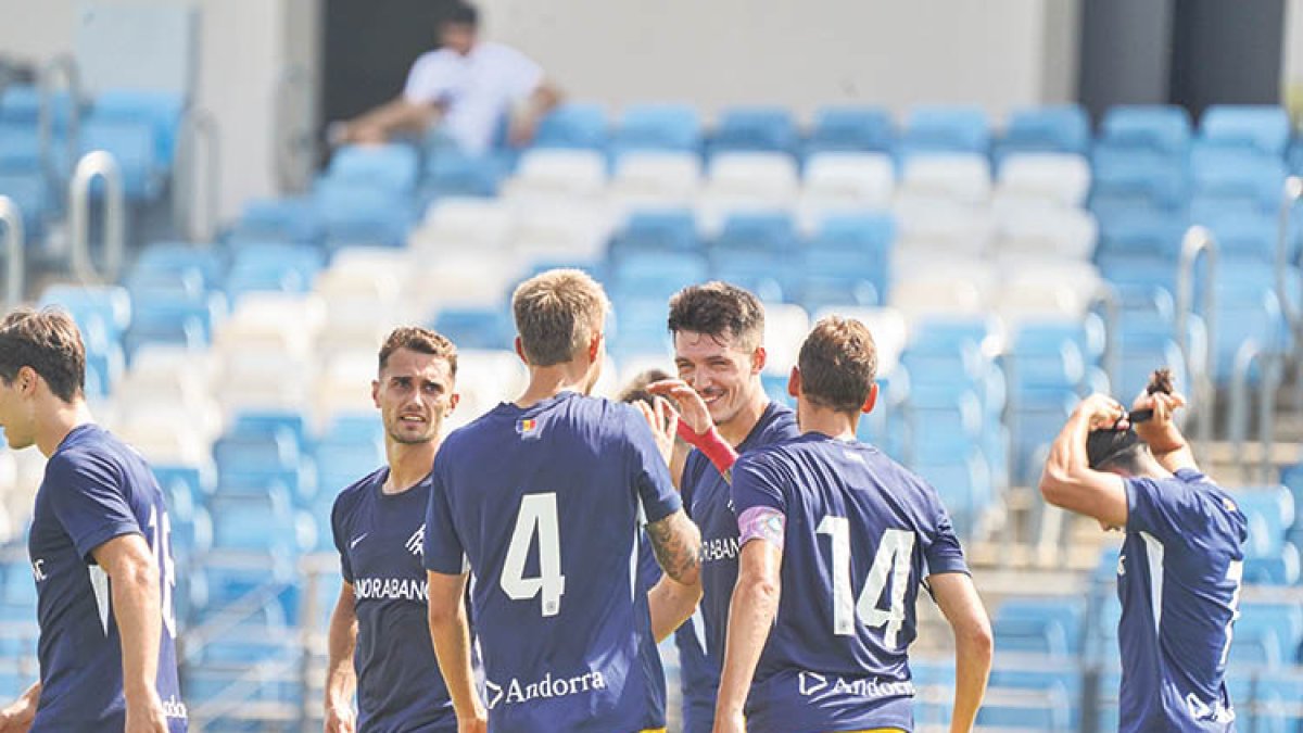 Els jugadors de l’FC Andorra celebrant el primer gol tricolor, signat per Lautaro.
