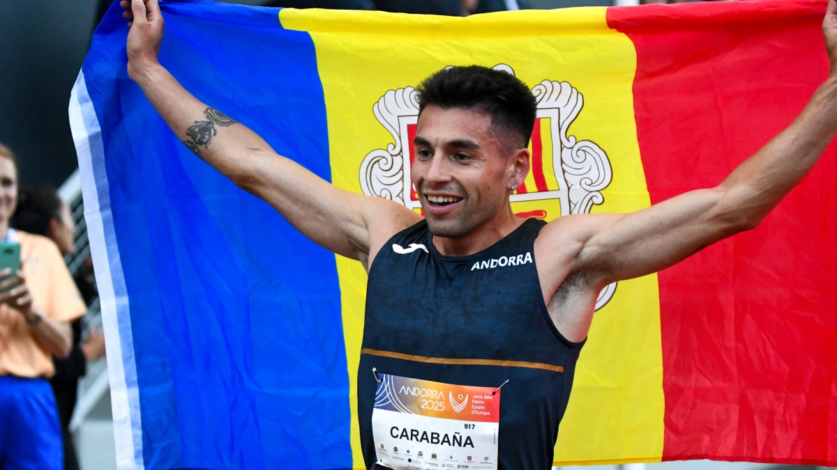 Nahuel Carabaña oneja la bandera andorrana durant els Jocs dels Petits Estats.