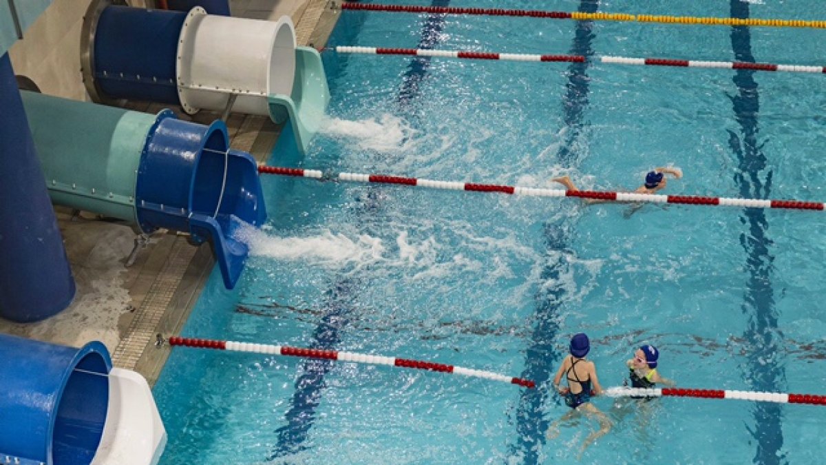 Usuaris a la piscina del Palau de Gel que reobre demà