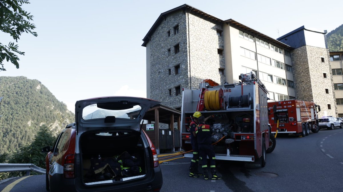 Dos camions de bombers, el cotxe del cap de guàrdia i un vehicle dels agents comunals a l'incendi de Sispony ahir.