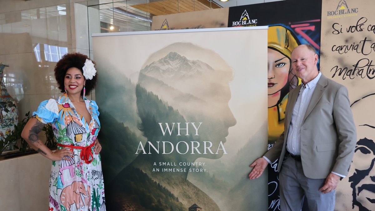 L'innovador disruptiu, Àlex Armengol, la presentadora internacional, Joy Villa, i el productor del documental, Chris Johnson, amb la portada del documental 'Why Andorra'.