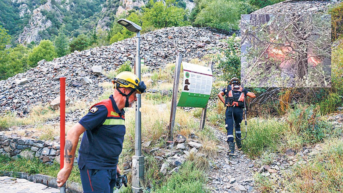 Bombers d'Andorra durant una actuació al Rec del Solà