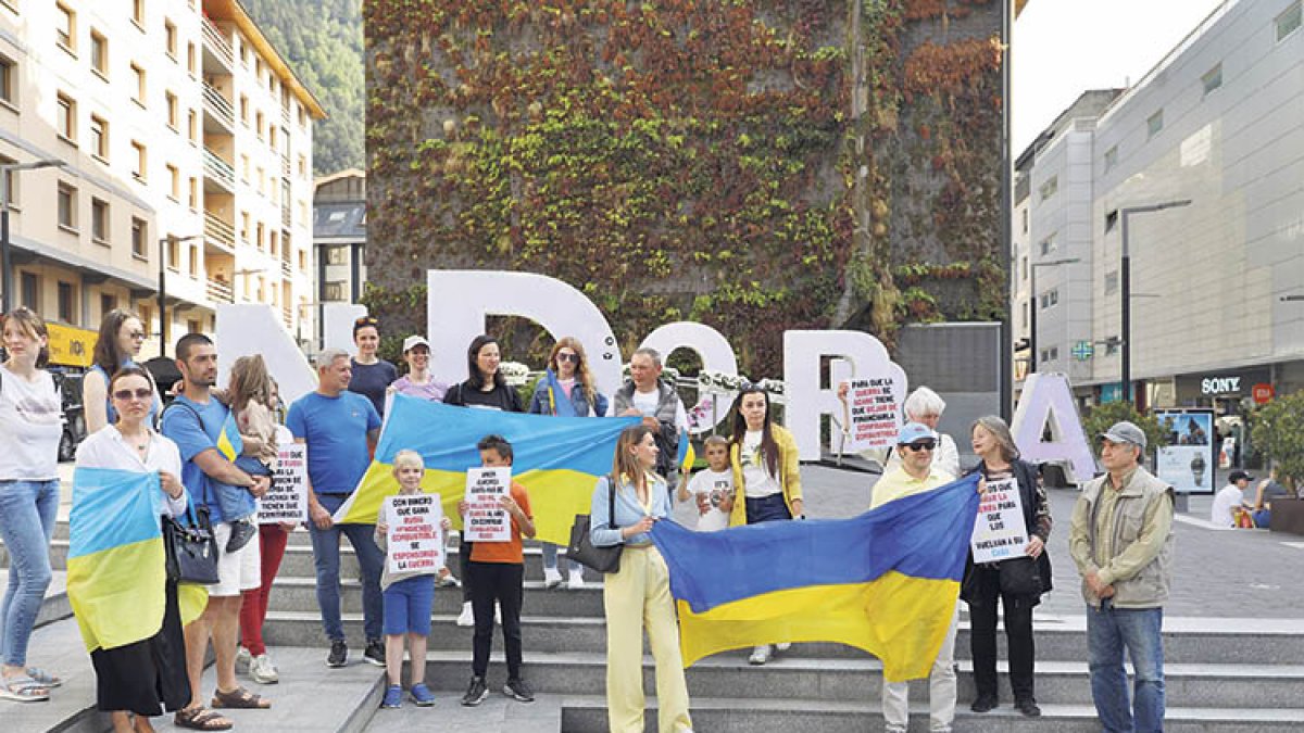 Una concentració de persones ucraïneses contra la guerra.