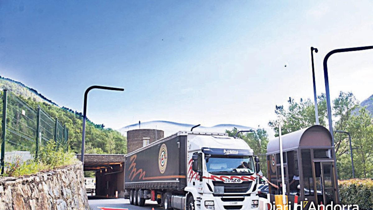 Un camió amb importacions a l’interior.