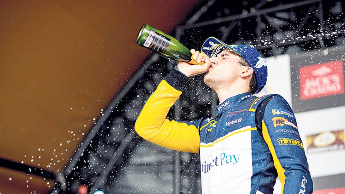 El pilot andorrà celebrant-ho al podi d’Assen.