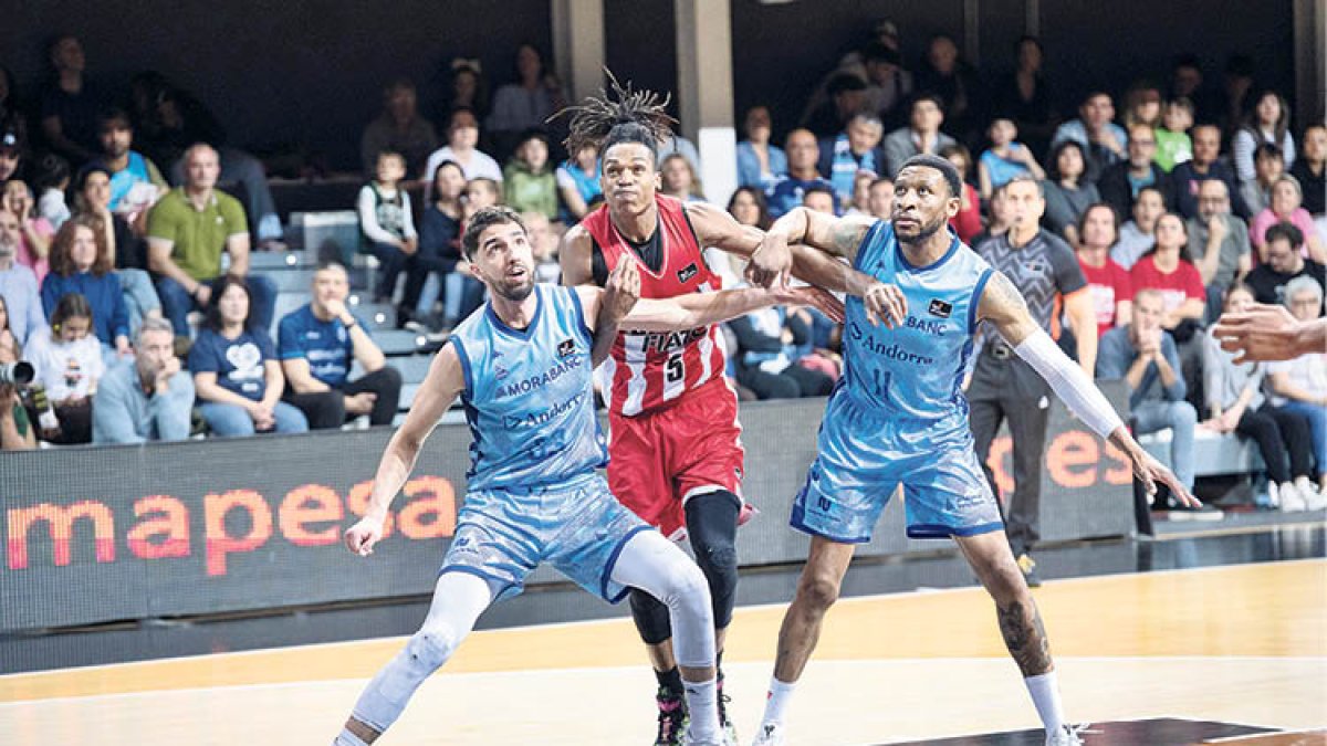 Yves Pons, amb el Girona, entre Chougkaz i Okoye, a Andorra.