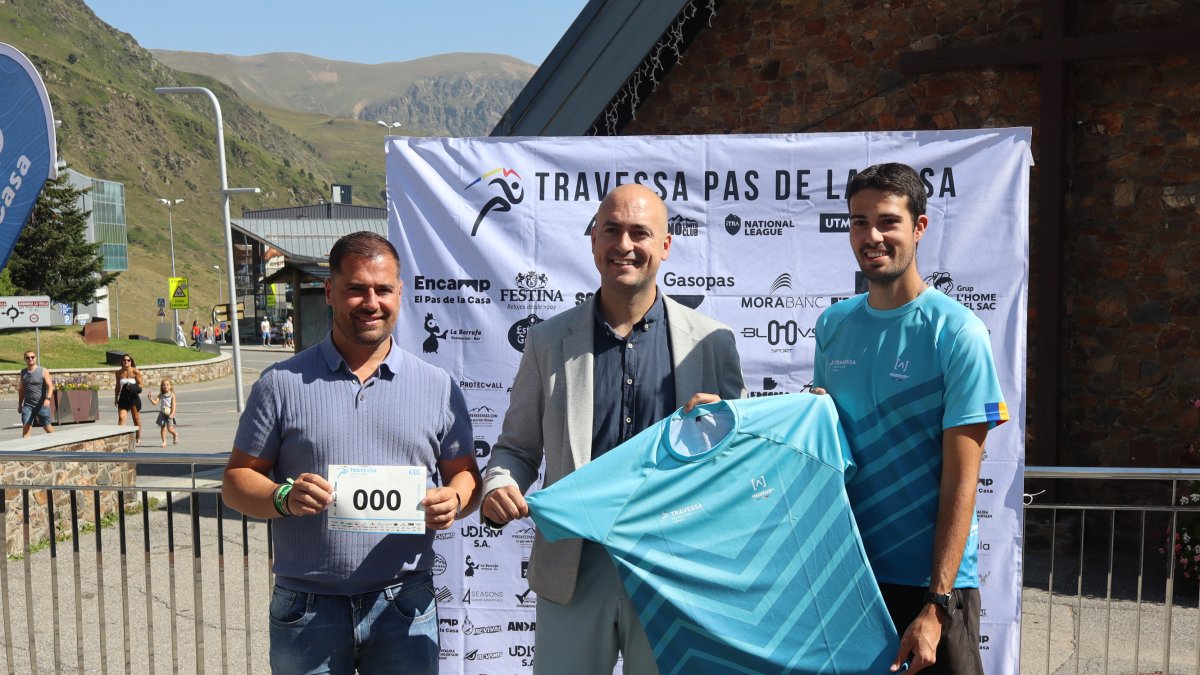 El cònsol menor d'Encamp, Xavier Fernàndez; el conseller d'Esports i Reactivació Econòmica d'Encamp, Nino Marot; i el director de la cursa i creador de la Travessa del Pas de la Casa, Rui da Costa.