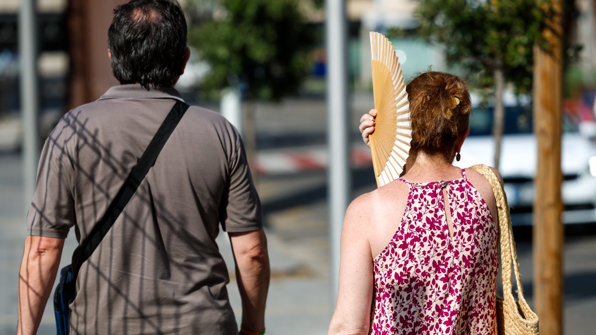 Dues persones sota el sol tòrrid.