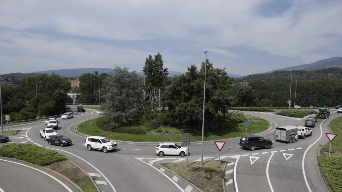 Els vehicles mobilitzats pels pagesos pujant per la rotonda de l'N-145 cap a Andorra