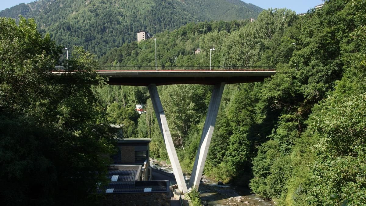 El pont d'Anyós on s'han de fer treballs de manteniment dels suports de la infraestructura