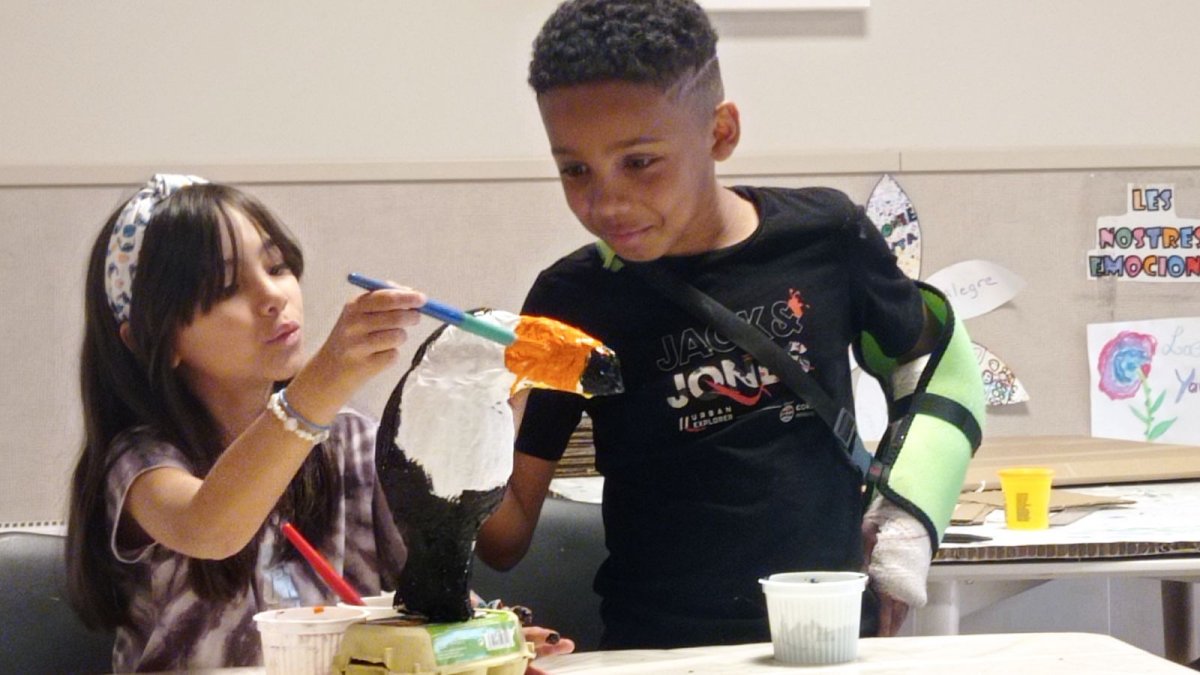 Dos infants en una de les activitats que s'organitzen a Encamp.