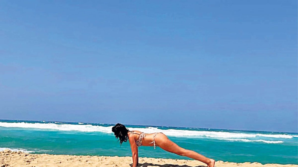 Planxa estàtica amb braços estirats.