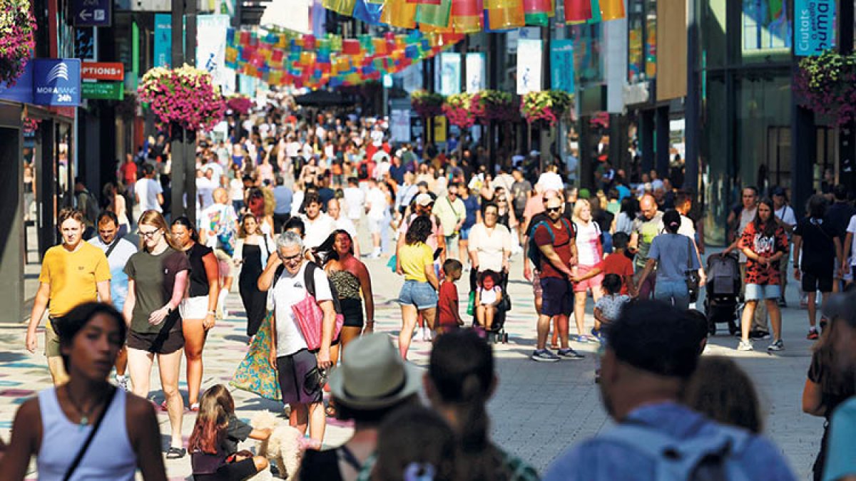 Turistes passejant per l’avinguda Meritxell, a Andorra la Vella.