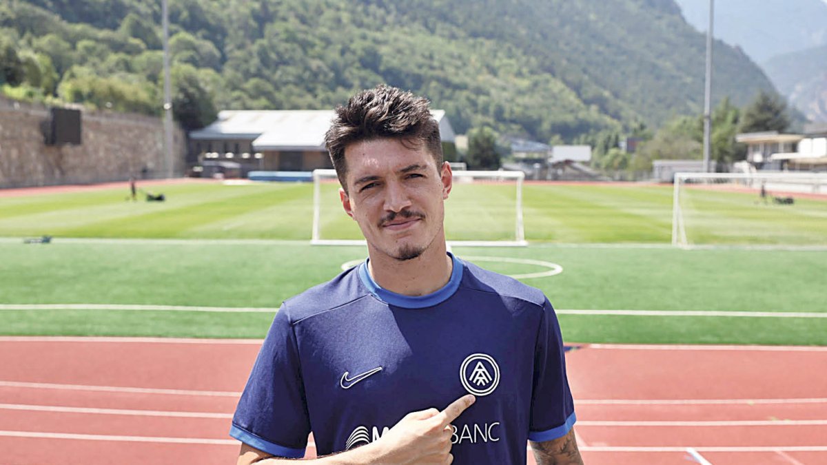 Lautaro de León s’assenyala l’escut de l’FC Andorra, ahir al Comunal.