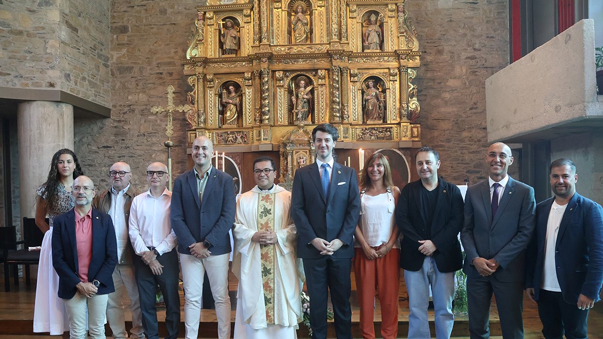 Les autoritats després de la missa de la Mare de Déu a l'església de Santa Eulàlia d'Encamp.