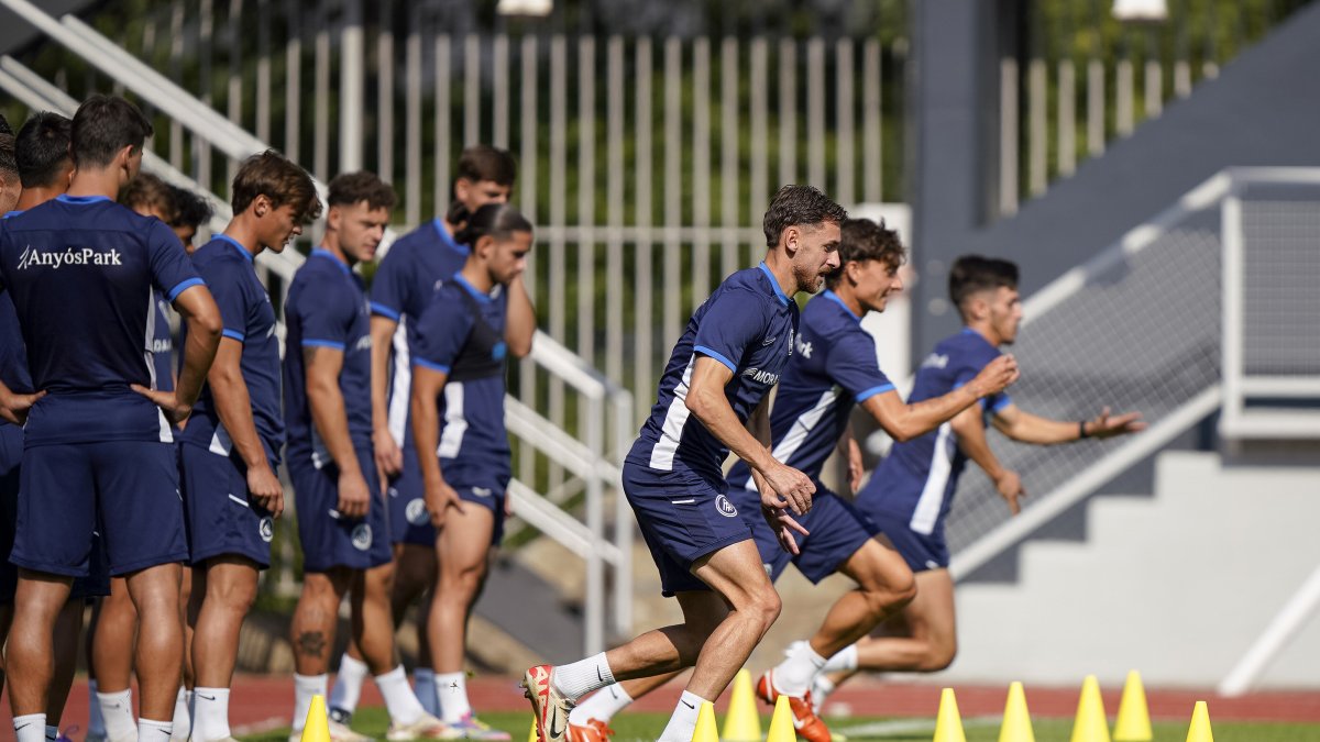 Part de la plantilla de l’FC Andorra durant la sessió preparatòria, ahir a l’Estadi Comunal Joan Samarra.