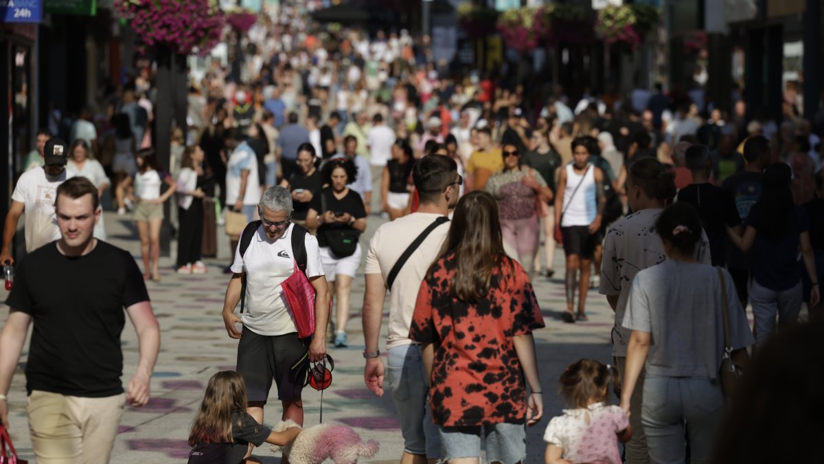 Turistes passejant per Andorra la Vella.