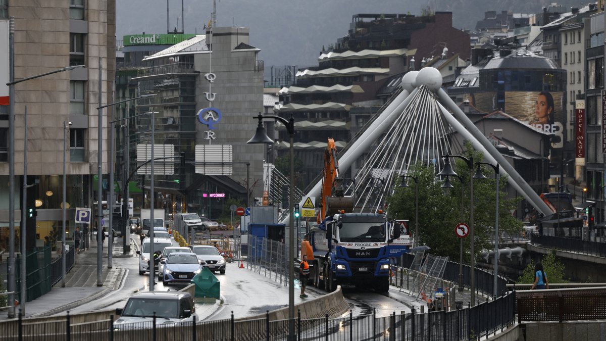 Obres de la xarxa de calor al pont de París.